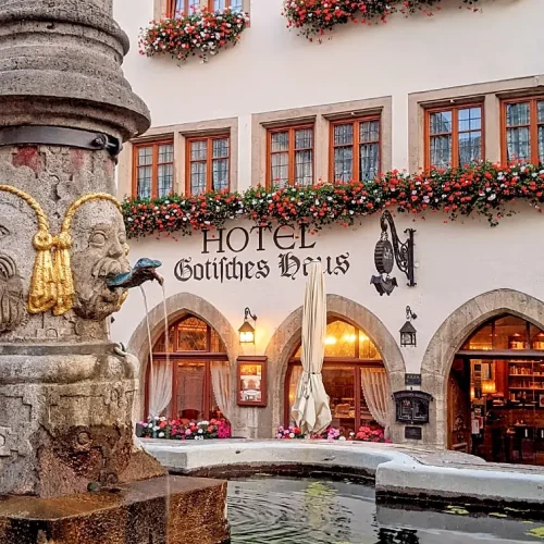 Gotisches_Haus_Front_Brunnen